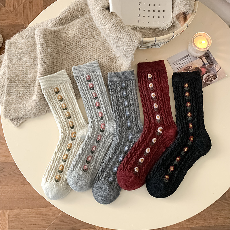 Boot Sock Slouchy - Kaos Kaki Wol Motif Bunga Manis
